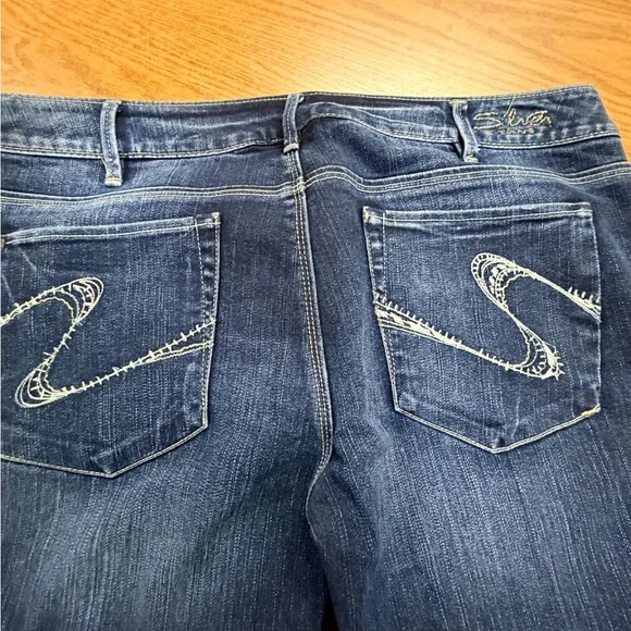 Silver Jeans Women's Santori Dark Blue Capri jeans.
Inseam is 24.5” - Picture 2 of 7